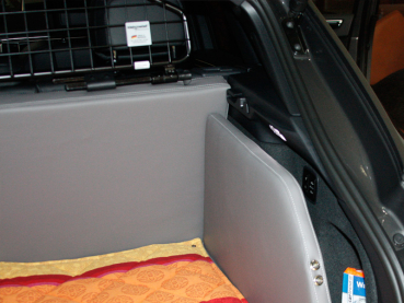Hundetransport Kofferraum Ausbau Porsche Macan für Hunde Bedienfeld